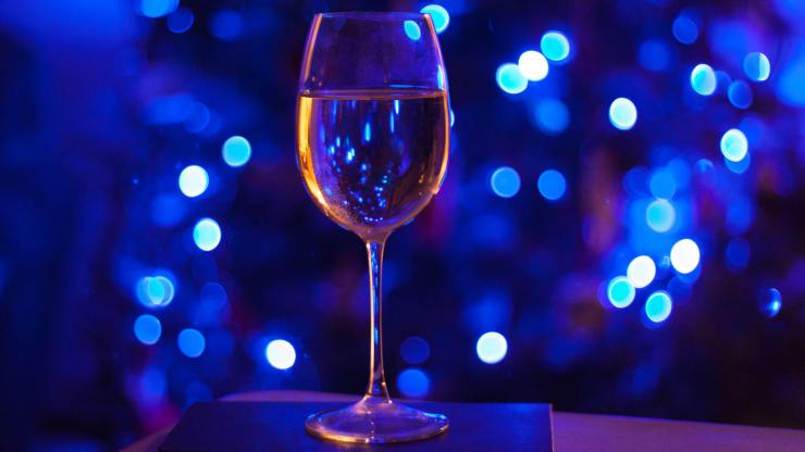 Résolutions du Nouvel An verre à vin lumières bleues